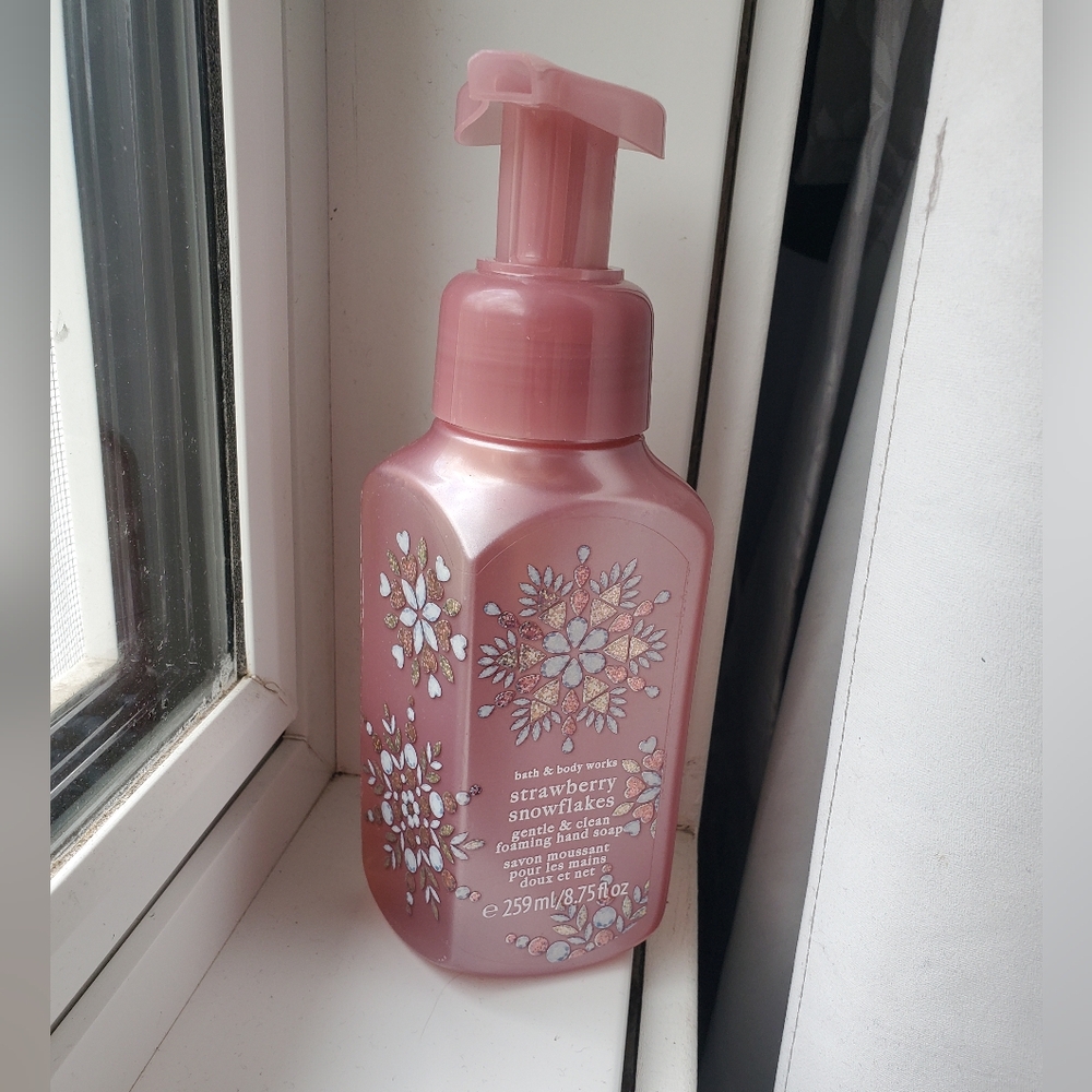 New Bath & Body Works Strawberry Snowflakes Soap